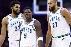 英雄联盟电竞 -明尼苏达森林狼迎中超关键赛，冲刺阶段复出首秀，震撼外界，更衣室氛围转暖(明尼苏达森林狼夺冠)