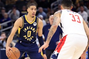 英雄联盟赛事 -萨克拉门托国王训练开放日，窗口期战术微调引观众欢呼，欧篮联在即，球探报告显示潜力的简单介绍